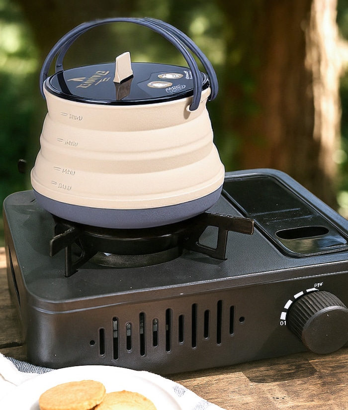 Pava Plegable Compacta de Silicona Con Tapa 1.2lts Color Arena Driven DS01-A - Imagen 2